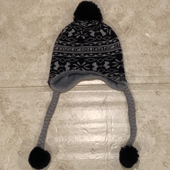 Under Armour Pom Pom Beanie - Picture 1 of 4